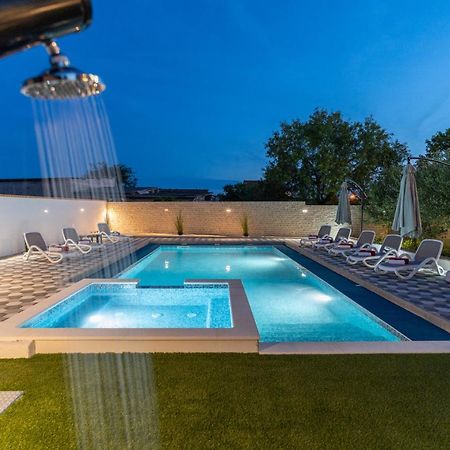Apartman Strmota S Bazenom Sveti Filip i Jakov Zewnętrze zdjęcie