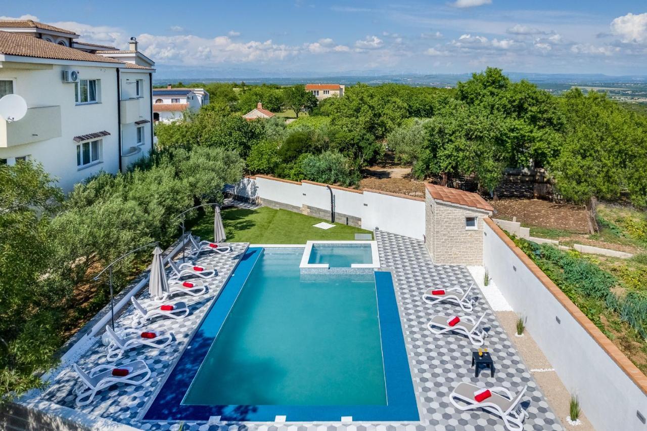 Apartman Strmota S Bazenom Sveti Filip i Jakov Zewnętrze zdjęcie