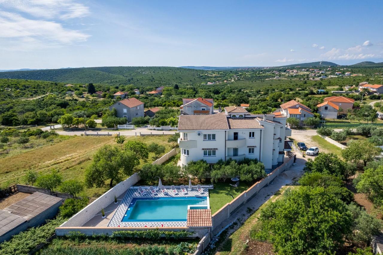 Apartman Strmota S Bazenom Sveti Filip i Jakov Zewnętrze zdjęcie