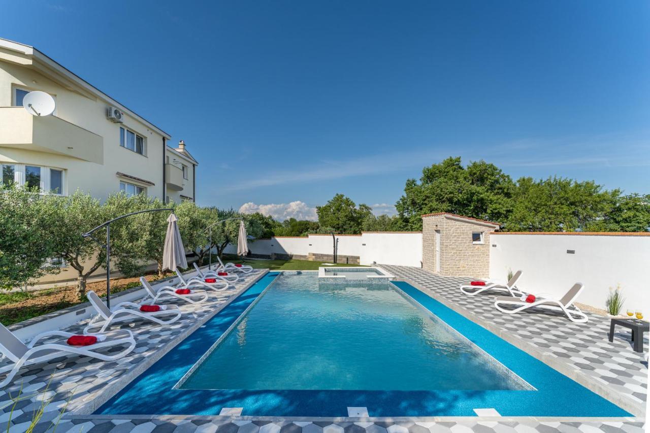 Apartman Strmota S Bazenom Sveti Filip i Jakov Zewnętrze zdjęcie